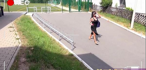 Stalker verfolgt deutsche Milf und fickt sie dann mit creampie zuhause
